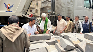 Qahim inspiziert die Arbeiten am Projekt zur Pflasterung und Sanierung der Hauptstraße in der Stadt Al-Sharq in Dhamar