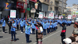 مسير لطلاب مدرسة النفس الزكية الصيفية بمديرية الوحدة تضامناً مع الشعب الفلسطيني