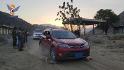 Vorbeifahren von Autos und Lokomotiven begann nach der Eröffnung der Asphaltstraße Haifan-Tor Al-Baha