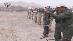 Führungskräfte von Dhamar schließen einen Trainingskurs mit einem Militärmanöver ab.