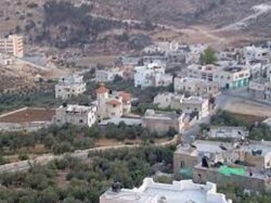 العدو الإسرائيلي يخطر بهدم ووقف العمل بعدد من المنازل والمنشآت غرب الخليل
