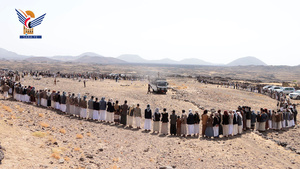 Stammesversöhnung beendet einen Mordfall zwischen der Familie Al-Rishani aus Bani Matar und der Familie Al-Jarbani aus Hamdan