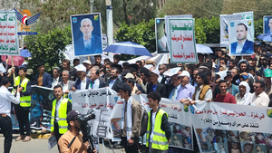 Universität Sanaa, die Alma Mater aller Universitäten, erlebt einen wütenden Marsch, der die Verbrechen der Aushungerung und Genozid an der Bevölkerung des Gazastreifens anprangert